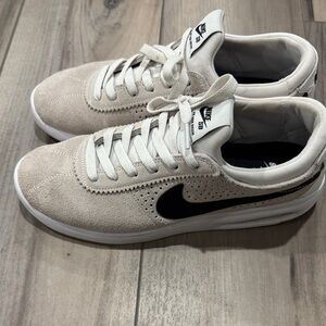 Nike SB Men's Cream and Black Sneakers